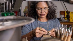 Коренная американка Кери Атаумби и ее украшения, ч. 1 Коренная американка Кери Атаумби и ее украшения, ч. 1