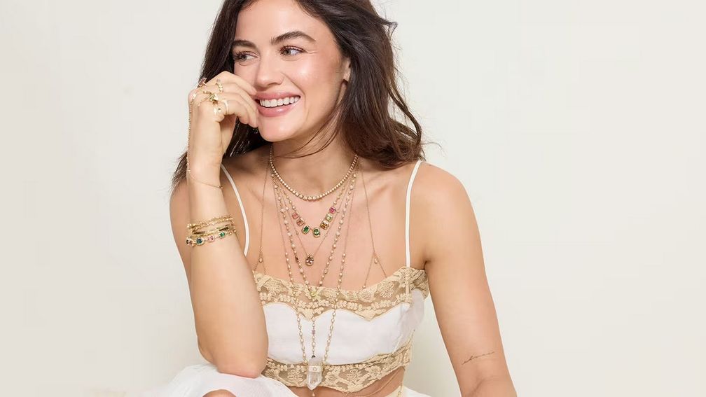 В праздничной кампании актриса Люси Хейл предстает в украшениях из коллекции Love and Desire В праздничной кампании актриса Люси Хейл предстает в украшениях из коллекции Love and Desire