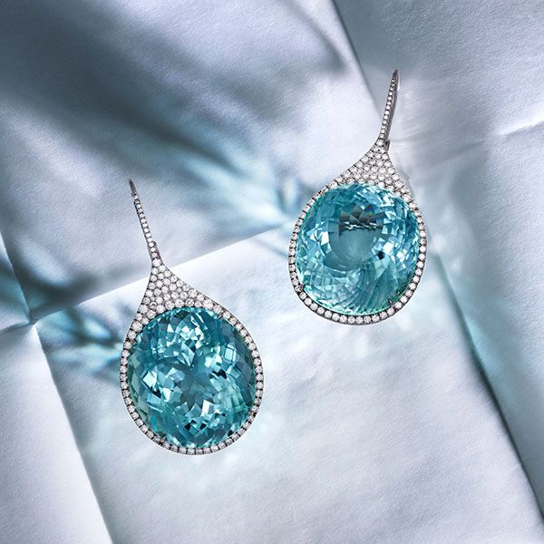 Серьги от Mindi Mond New York с турмалинами параиба общим весом 109,7 карата и бриллиантами общим весом 1,72 карата в оправе из белого золота 18 карат Серьги от Mindi Mond New York с турмалинами параиба общим весом 109,7 карата и бриллиантами общим весом 1,72 карата в оправе из белого золота 18 карат