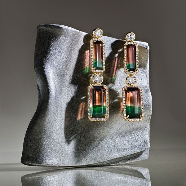 Двухцветные серьги с арбузными турмалинами общим весом 55,67 карата и бриллиантами круглой огранки общим весом 7,01 карата в оправе из желтого золота 18 карат Двухцветные серьги с арбузными турмалинами общим весом 55,67 карата и бриллиантами круглой огранки общим весом 7,01 карата в оправе из желтого золота 18 карат