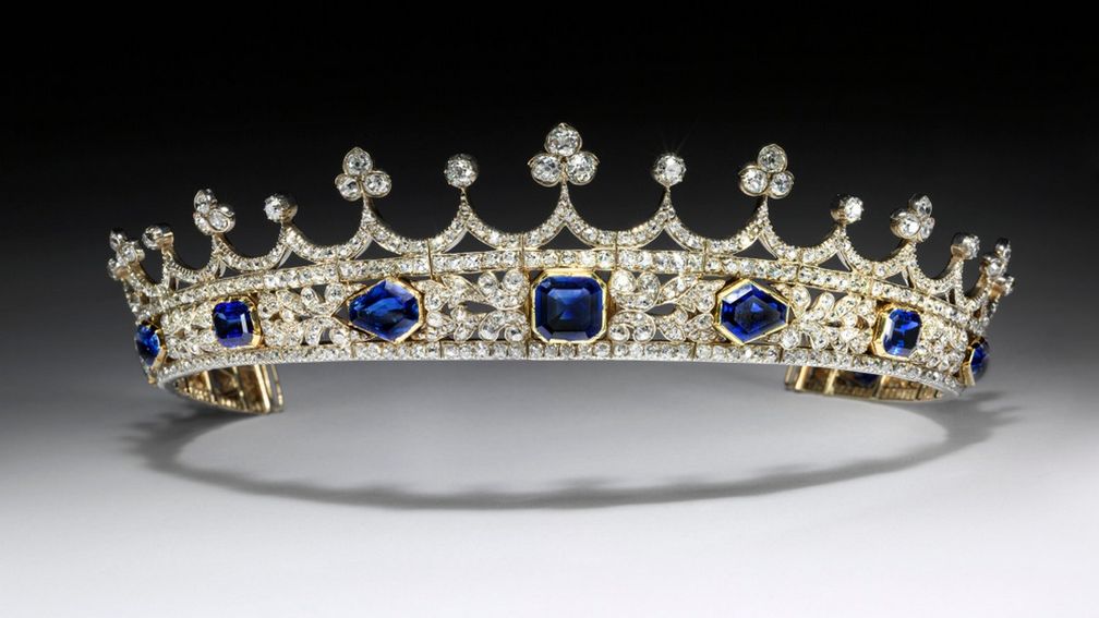 Корона королевы Виктории из золота и серебра с сапфирами и бриллиантами, Лондон, 1840—1842 гг. Дизайн принца Альберта; изготовлено компанией Kitching & Abud. Фото: © Музей Виктории и Альберта, Лондон