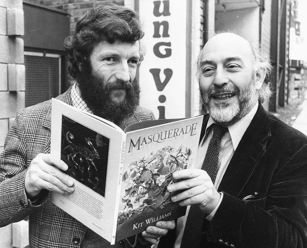 Британский художник и писатель Кит Уильямс (слева) и режиссер Фрэнк Данлоп держат книгу «Маскарад» в театре Young Vic, Лондон, 11 ноября 1980 года. Фото: Грэм Тёрнер / Keystone / Архив Hulton / Getty Images