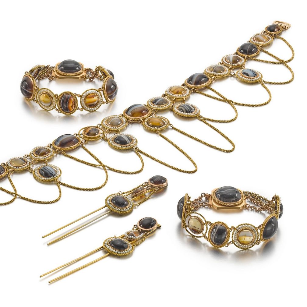 Изысканная парюра из агата, созданная около 1800 года, которая ранее находилась в коллекции леди Эммы Гамильтон