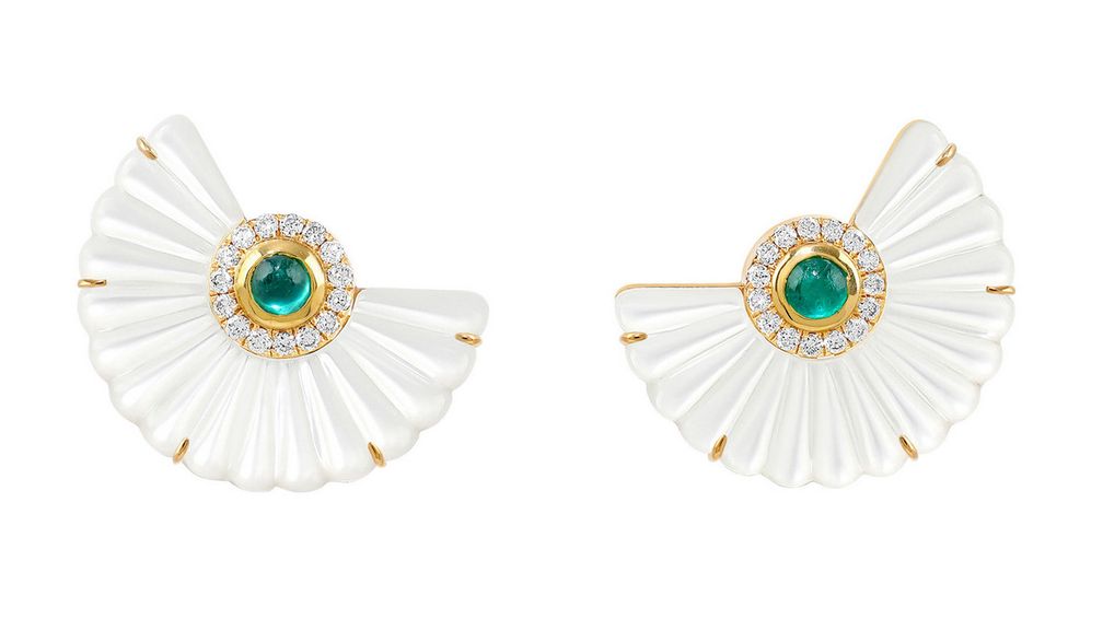 Серьги Alara Snowdrop от State Property из 18-каратного желтого золота с перламутром, бриллиантами и изумрудами Серьги Alara Snowdrop от State Property из 18-каратного желтого золота с перламутром, бриллиантами и изумрудами