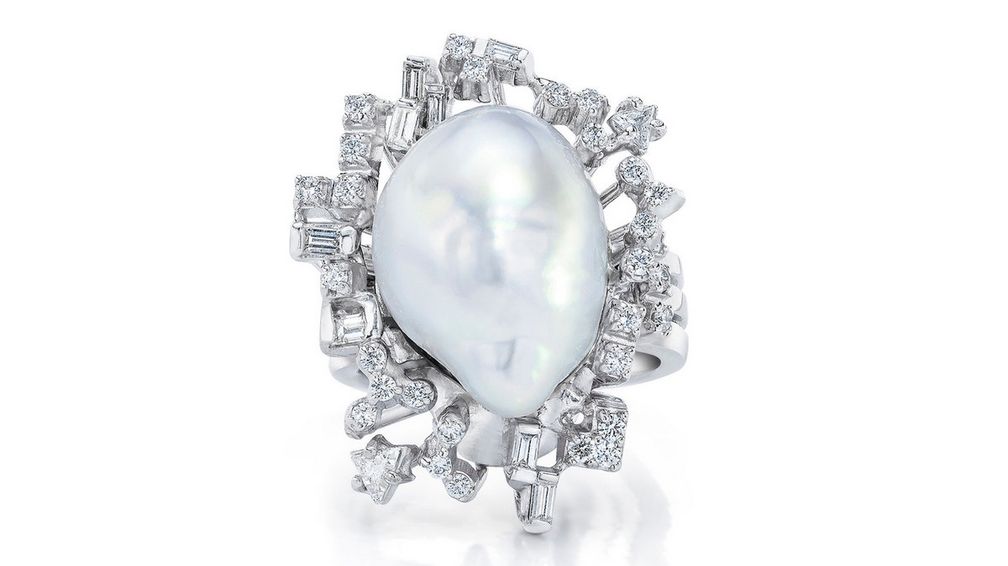 Кольцо от Mindi Mond New York из 18-каратного белого золота с барочной жемчужиной южных морей, окруженной бриллиантами Кольцо от Mindi Mond New York из 18-каратного белого золота с барочной жемчужиной южных морей, окруженной бриллиантами