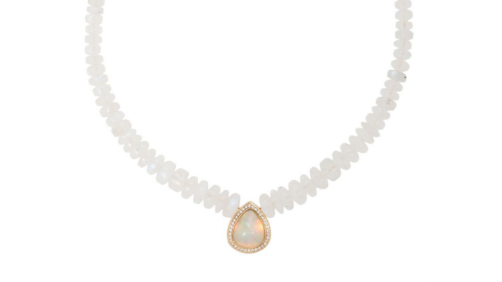 Ожерелье от Jacquie Aiche с градуированными бусинами из лунного камня и подвеской из 14-каратного жёлтого золота с опалом, украшенным бриллиантами в паве Ожерелье от Jacquie Aiche с градуированными бусинами из лунного камня и подвеской из 14-каратного жёлтого золота с опалом, украшенным бриллиантами в паве
