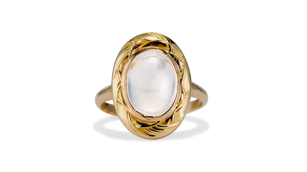 Кольцо от Ashley Zhang из 14-каратного жёлтого золота с лунным камнем огранки кабошон Кольцо от Ashley Zhang из 14-каратного жёлтого золота с лунным камнем огранки кабошон