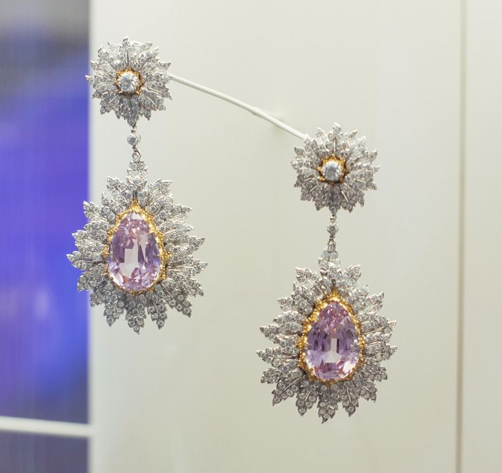 Серьги от Buccellati на выставке в Шанхае