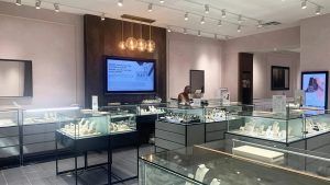 Signet Jewelers снова повышает прогноз продаж