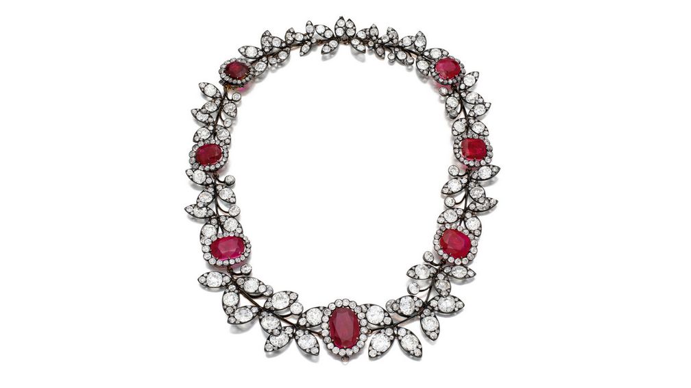 Это колье от Boucheron, созданное около 1888 года, украшено семью рубинами огранки кушон общим весом приблизительно 40 карат. Среди его бывших владельцев — американская светская львица Мари-Луиза Маккей и легендарная графиня Мона Бисмарк