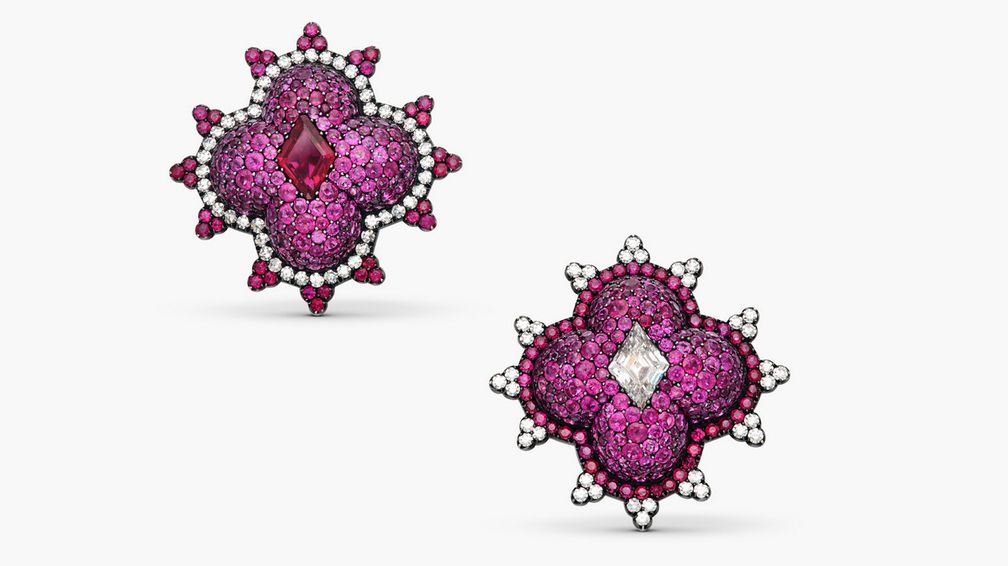 Серьги-клипсы от JAR с рубинами и бриллиантами, выполненные в виде четырехлистников, были проданы выше оценочной стоимости, за 698 500 долларов. В одной серьге центральный камень бриллиант, в другой — рубин 