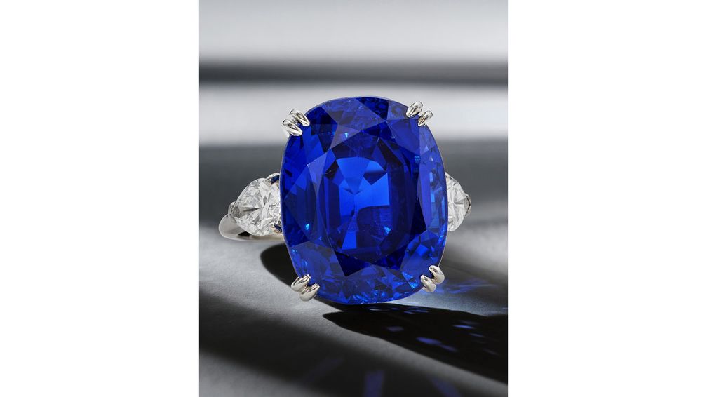 Кольцо от Van Cleef & Arpels с цейлонским сапфиром огранки кушон весом 26,55 карата, окруженным бриллиантами грушевидной формы, было продано за 1,6 миллиона долларов, превысив предварительную оценку в 700 000–900 000 долларов