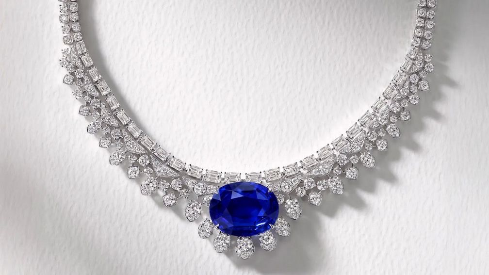 Колье от Graff с овальным синим сапфиром весом 55 карат в центре Колье от Graff с овальным синим сапфиром весом 55 карат в центре