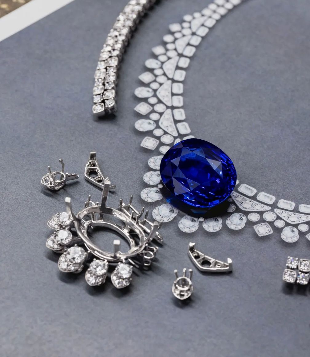 Колье Graff с овальным синим сапфиром весом 55 карат стало результатом необычайного уровня сотрудничества Колье Graff с овальным синим сапфиром весом 55 карат стало результатом необычайного уровня сотрудничества