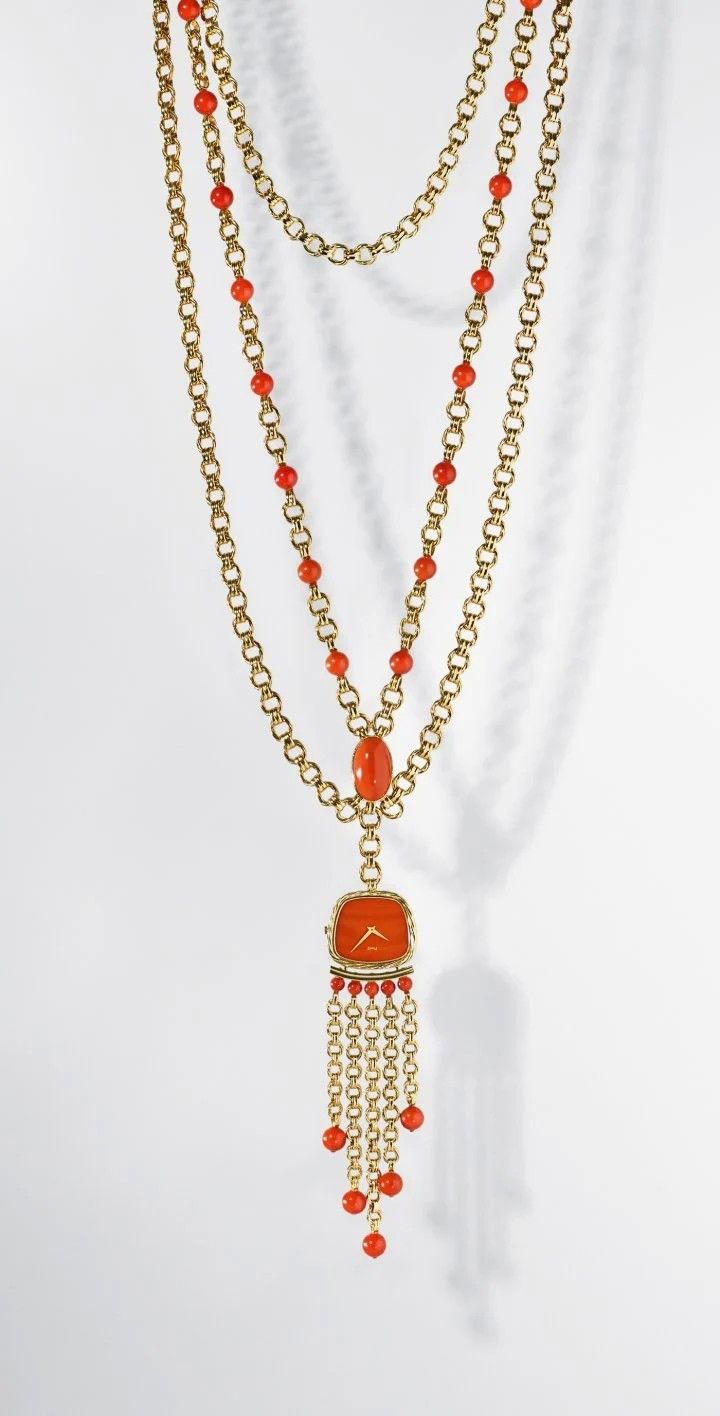 Часы Swinging Sautoir от Piaget из желтого золота, с коралловыми бусинами и циферблатом из коралла. Ультратонкий механизм 9P собственного производства. 1970 год. Частная коллекция Piaget