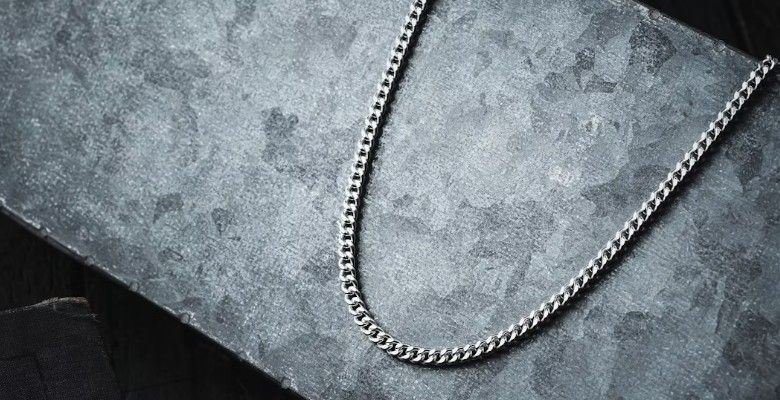 Какие украшения подарить тестю на 23 Февраля 2026?