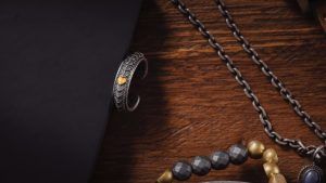 Какие украшения подарить любимому дяде на 23 Февраля 2026?