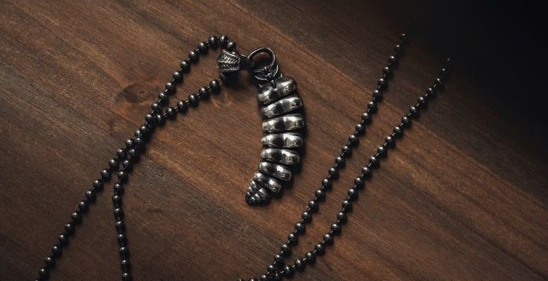 Какие украшения подарить зятю на 23 Февраля 2026?