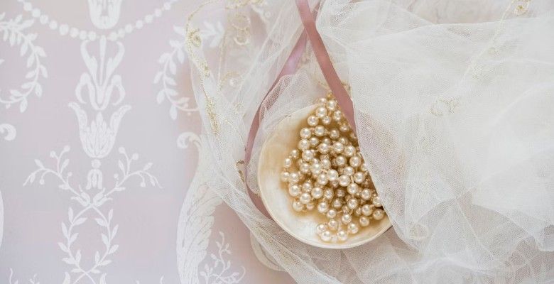 Почему жемчуг может менять цвет со временем (желтеть, сереть)?