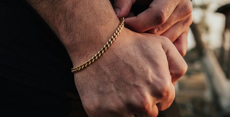 Какие украшения подарить свекру на 23 Февраля 2026?