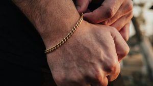 Какие украшения подарить свекру на 23 Февраля 2026?