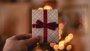 Какие украшения подарить любимой маме на День Святого Валентина 2026?