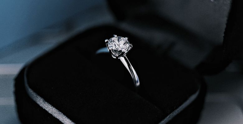 Какие украшения подарить любимой девушке на 8 Марта 2026?