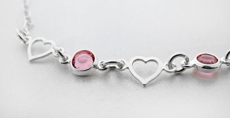 Какие украшения подарить любимой девушке на День Святого Валентина