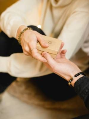 Какие украшения подарить любимой сестре на День Святого Валентина