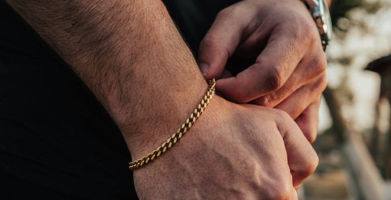 Какие украшения подарить любимому брату на 23 Февраля 2026?