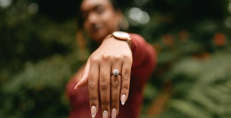 Почему зеленеет палец от кольца?