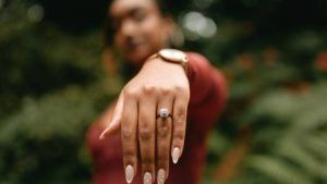 Почему зеленеет палец от кольца?