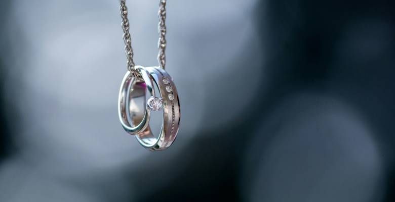 Можно ли носить серебряные украшения в море и бассейне?