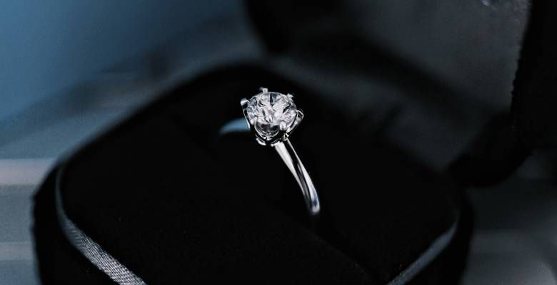 Почему бриллианты в старинных украшениях более тусклые, чем в современных?