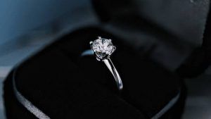 Почему бриллианты в старинных украшениях более тусклые, чем в современных?