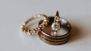 Почему бриллиант круглой формы обычно дороже, чем другой формы того же веса?