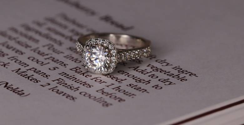 Белое, желтое или розовое: с каким золотом бриллиант блестит ярче?