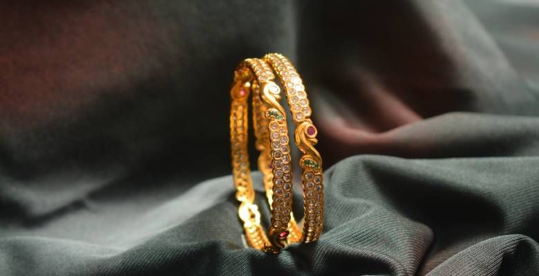 Что происходит с золотом при переплавке: теряет ли оно в качестве и весе?