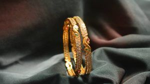 Что происходит с золотом при переплавке: теряет ли оно в качестве и весе?