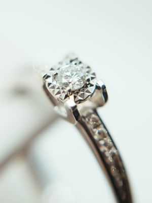 Какие украшения подарить любимой жене на 8 Марта