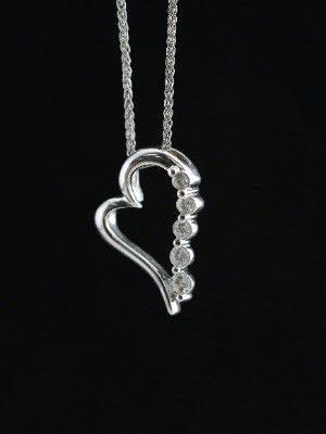 Какие украшения подарить любимой девушке на День Святого Валентина