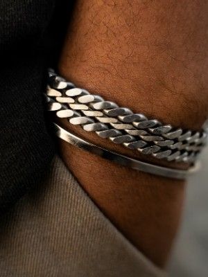 Какие украшения подарить любимому дедушке на 23 Февраля