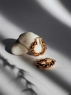 Какие украшения подарить невестке на 8 Марта