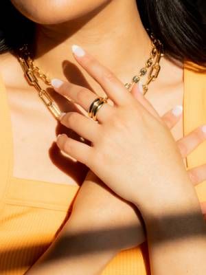 Почему зеленеет палец от кольца