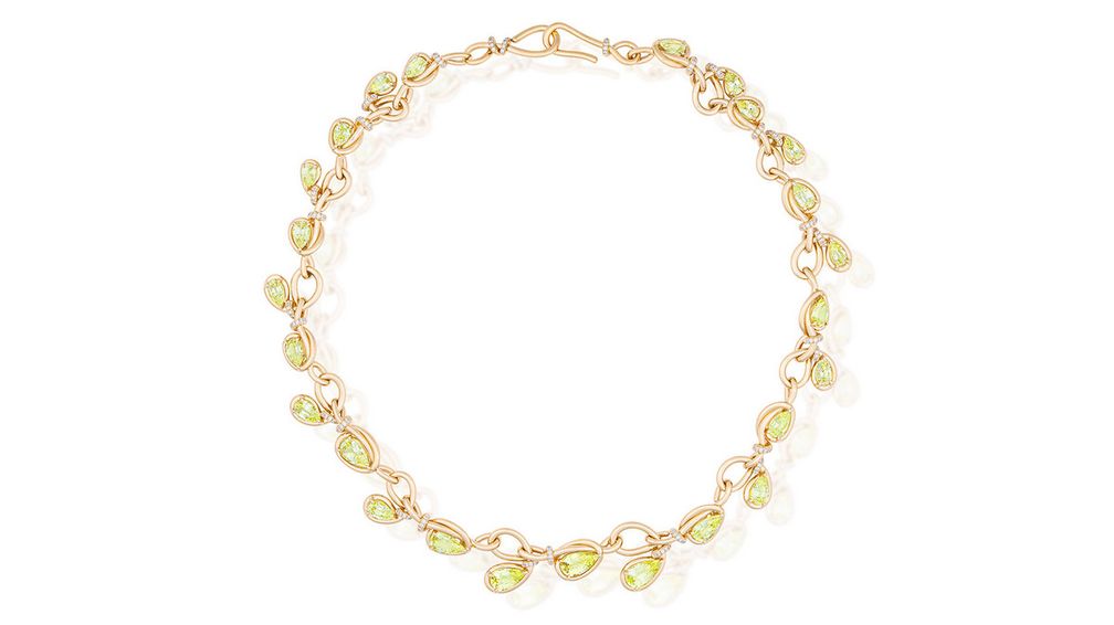 Колье Curva от Vanessa Fernández Studio, удостоенное награды Couture Award, с грушевидными хризоберилами общим весом 32,14 карата и бриллиантовой инкрустацией в 18-каратном желтом золоте Колье Curva от Vanessa Fernández Studio, удостоенное награды Couture Award, с грушевидными хризоберилами общим весом 32,14 карата и бриллиантовой инкрустацией в 18-каратном желтом золоте