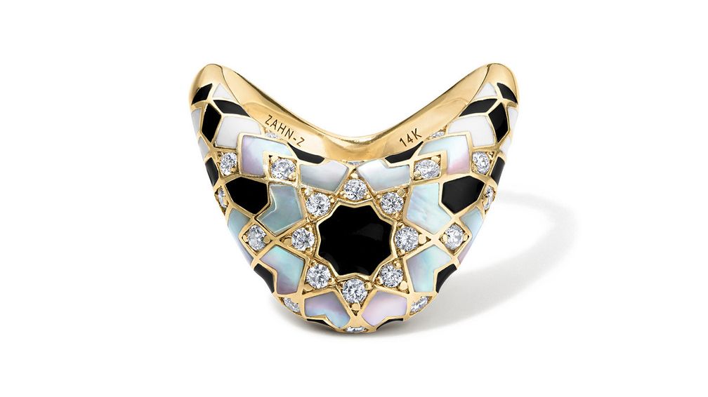 Кольцо Big Zaha Secrets Revealed от Zahn-Z из 14-каратного желтого золота с черной эмалью, перламутром и бриллиантами Кольцо Big Zaha Secrets Revealed от Zahn-Z из 14-каратного желтого золота с черной эмалью, перламутром и бриллиантами