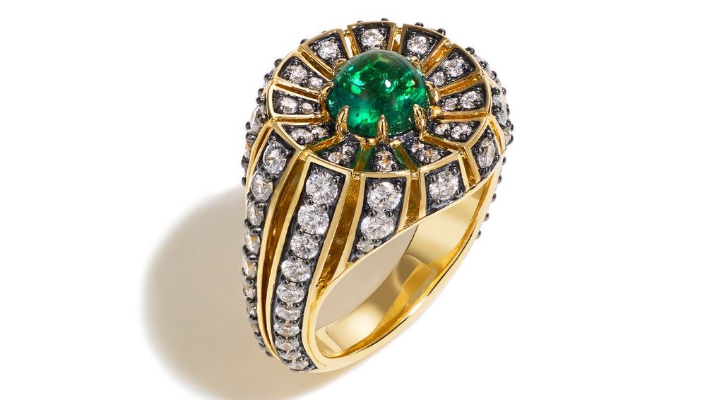 Украшенное бриллиантами коктейльное кольцо Aurora с изумрудом огранки кабошон весом 1,50 карата в оправе из 14-каратного желтого золота Украшенное бриллиантами коктейльное кольцо Aurora с изумрудом огранки кабошон весом 1,50 карата в оправе из 14-каратного желтого золота