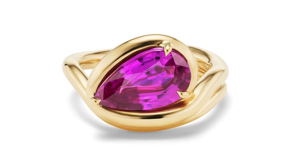 Кольцо Curva с грушевидным ярко-розовым сапфиром в 18-каратном желтом золоте Кольцо Curva с грушевидным ярко-розовым сапфиром в 18-каратном желтом золоте