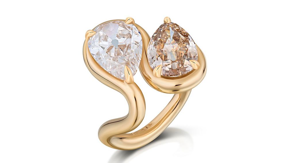 Уникальное кольцо toi et moi из 18-каратного желтого золота с 2-каратным светло-коричневым бриллиантом грушевидной формы и коричнево-желтым бриллиантом весом 1,50 карата грушевидной формы Уникальное кольцо toi et moi из 18-каратного желтого золота с 2-каратным светло-коричневым бриллиантом грушевидной формы и коричнево-желтым бриллиантом весом 1,50 карата грушевидной формы