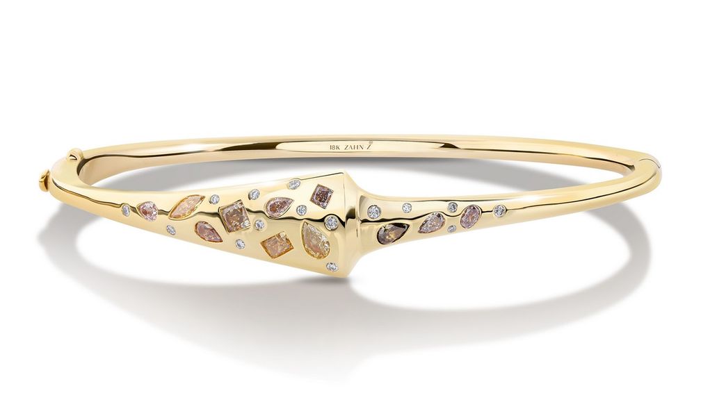 Изготовленный на заказ браслет-бэнгл Lindsy со смешанными цветными бриллиантами в полированной оправе из 18-каратного желтого золота Изготовленный на заказ браслет-бэнгл Lindsy со смешанными цветными бриллиантами в полированной оправе из 18-каратного желтого золота